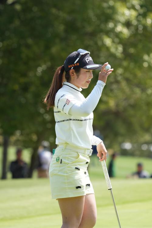 1番、バーディーを奪いギャラリーの声援に応える佐久間