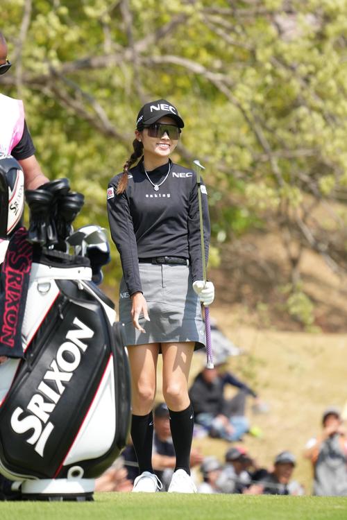 1番、グリーンエッジからのイーグルトライを決め笑顔を見せる安田祐（撮影・小沢裕）