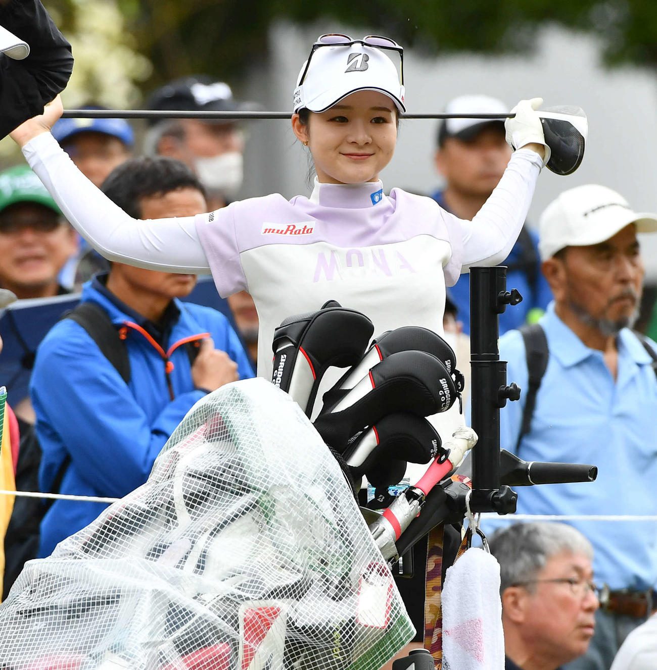 バンテリンレディス第1日　1番ティーイングエリアでストレッチを行う川崎春花（撮影・岩下翔太）