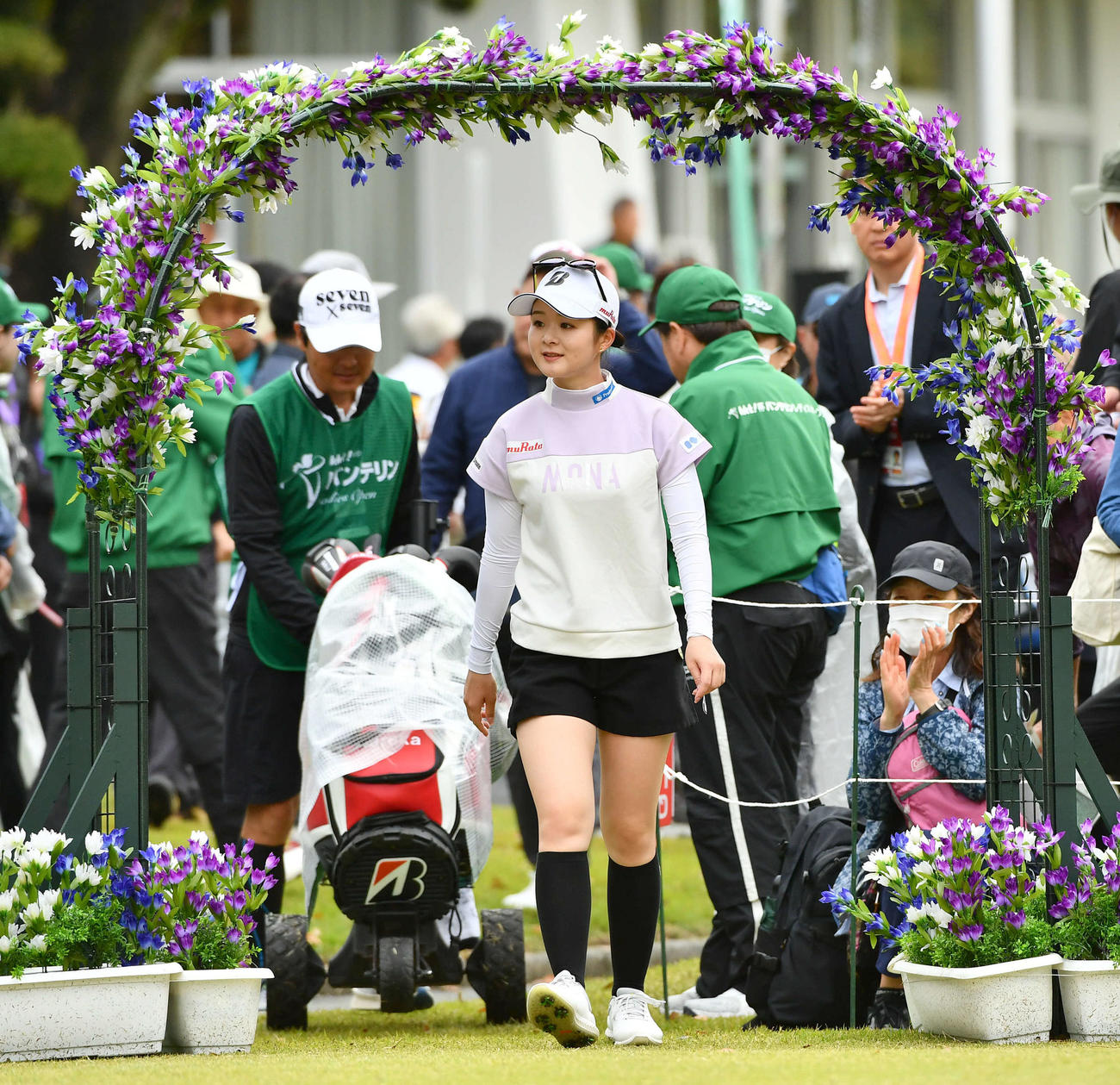 バンテリンレディス第1日　1番ティーイングエリアに入る川崎春花（撮影・岩下翔太）