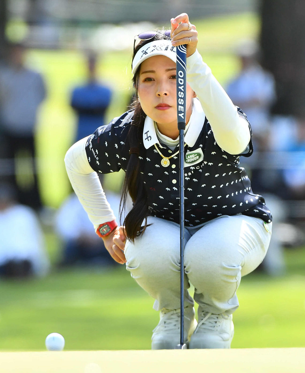 バンテリンレディス第1日　18番グリーンでラインを読む青木瀬令奈（撮影・岩下翔太）