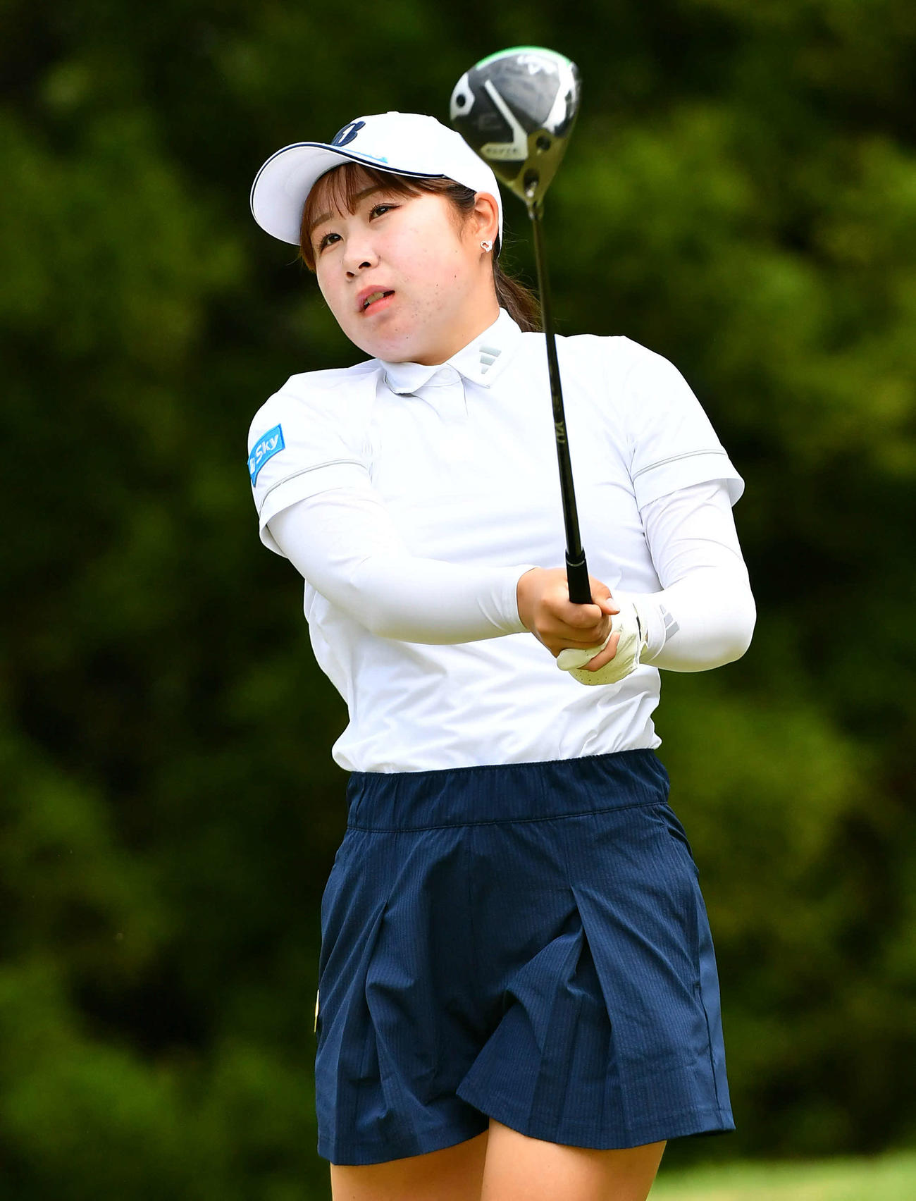 バンテリンレディス第1日　2番、ティーショットを放つ荒木優奈（撮影・岩下翔太）