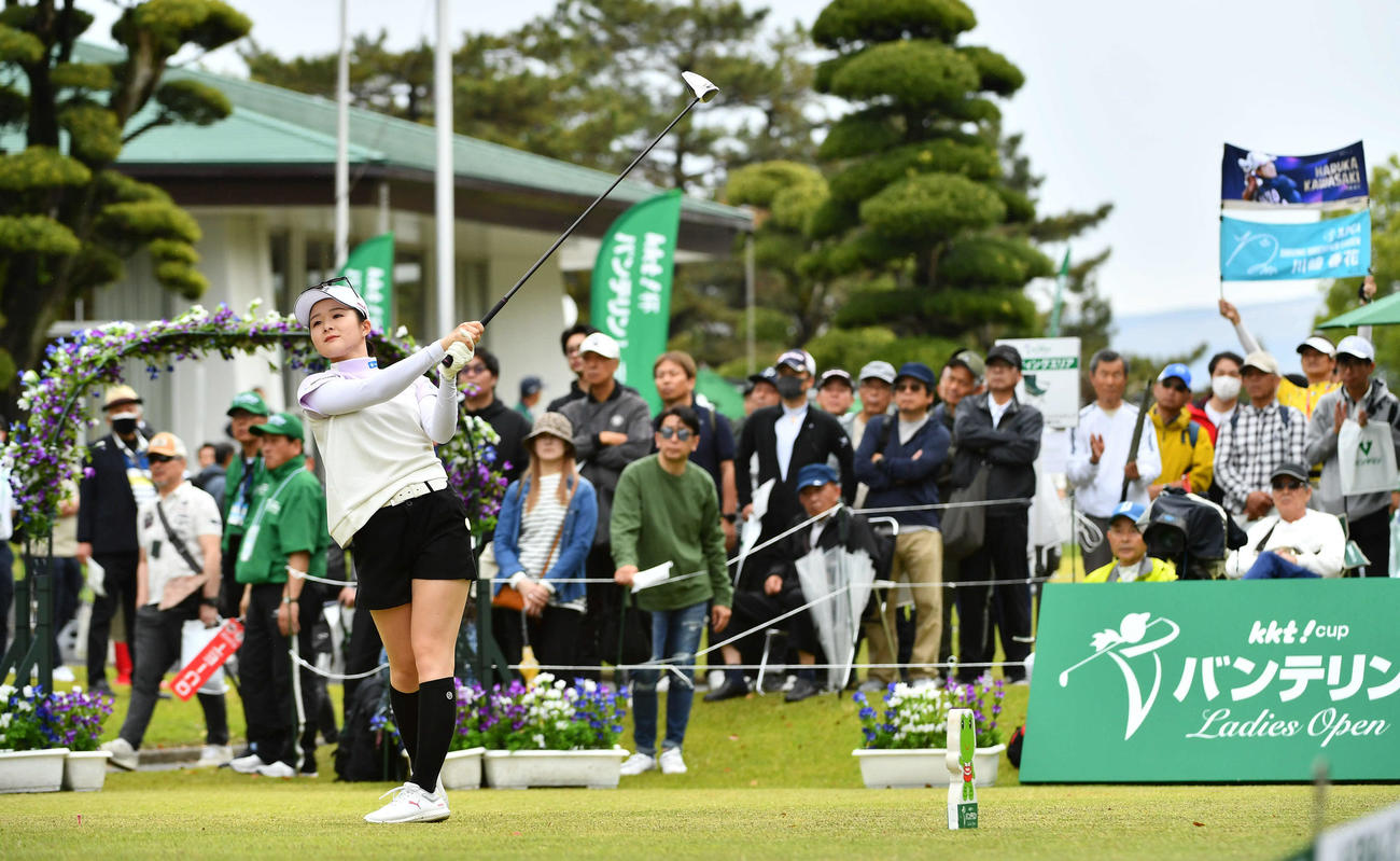 バンテリンレディス第1日　1番、ティーショットを放つ川崎春花（撮影・岩下翔太）