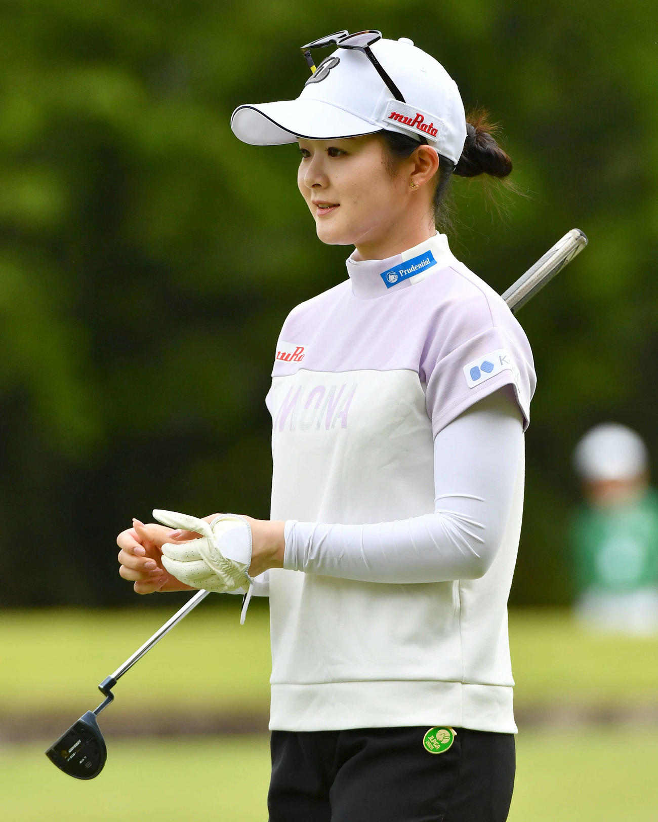 バンテリンレディス第1日　1番、明るい表情でプレーする川崎春花（撮影・岩下翔太）