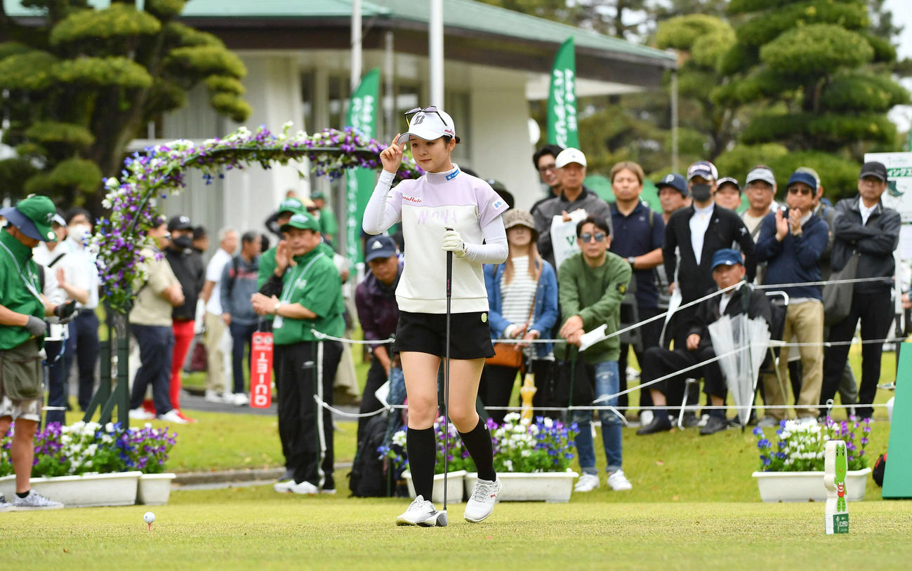 バンテリンレディス第1日　1番ティーオフ前の選手紹介でギャラリーの拍手に一礼する川崎春花（撮影・岩下翔太）