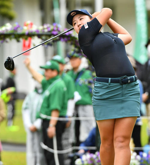 バンテリンレディス第1日　1番、ティーショットを放つ小林夢果（撮影・岩下翔太）