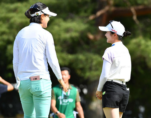 バンテリンレディス第1日　18番、ホールアウトした全美貞（左）と笑顔で話す川崎春花（撮影・岩下翔太）