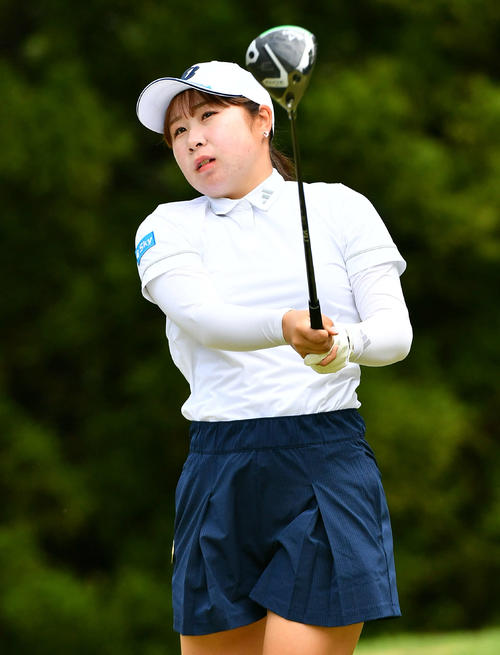 バンテリンレディス第1日　2番、ティーショットを放つ荒木優奈（撮影・岩下翔太）
