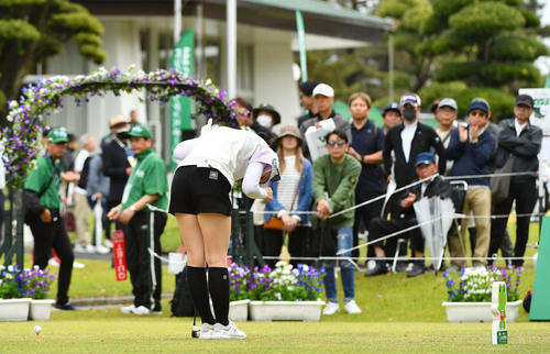 バンテリンレディス第1日　1番ティーオフ前の選手紹介でギャラリーに深く一礼する川崎春花（撮影・岩下翔太）