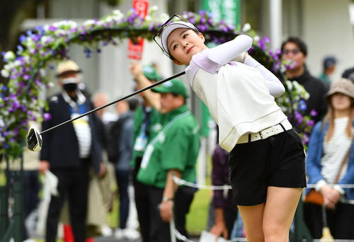 バンテリンレディス第1日　1番、ティーショットを放つ川崎春花（撮影・岩下翔太）