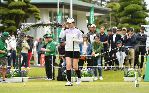 バンテリンレディス第1日　1番ティーオフ前の選手紹介でギャラリーの拍手に一礼する川崎春花（撮影・岩下翔太）