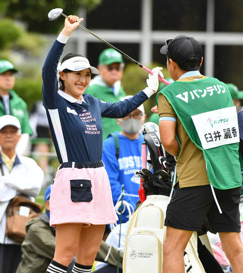 バンテリンレディス第1日　1番ティーイングエリアでキャディーと談笑する臼井麗香（撮影・岩下翔太）