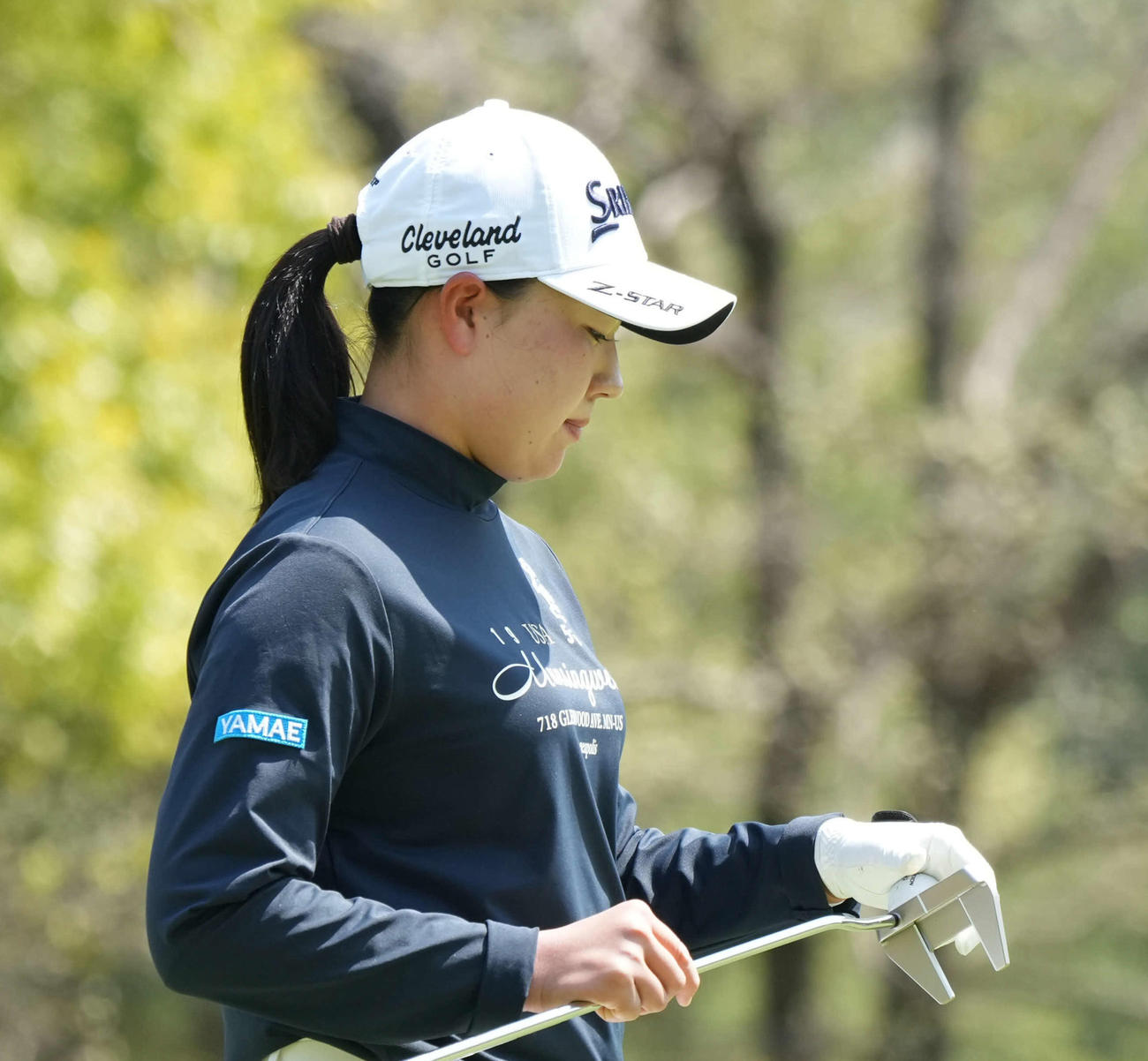 1番、バーディーを逃した竹田はパターを見つめる（撮影・小沢裕）