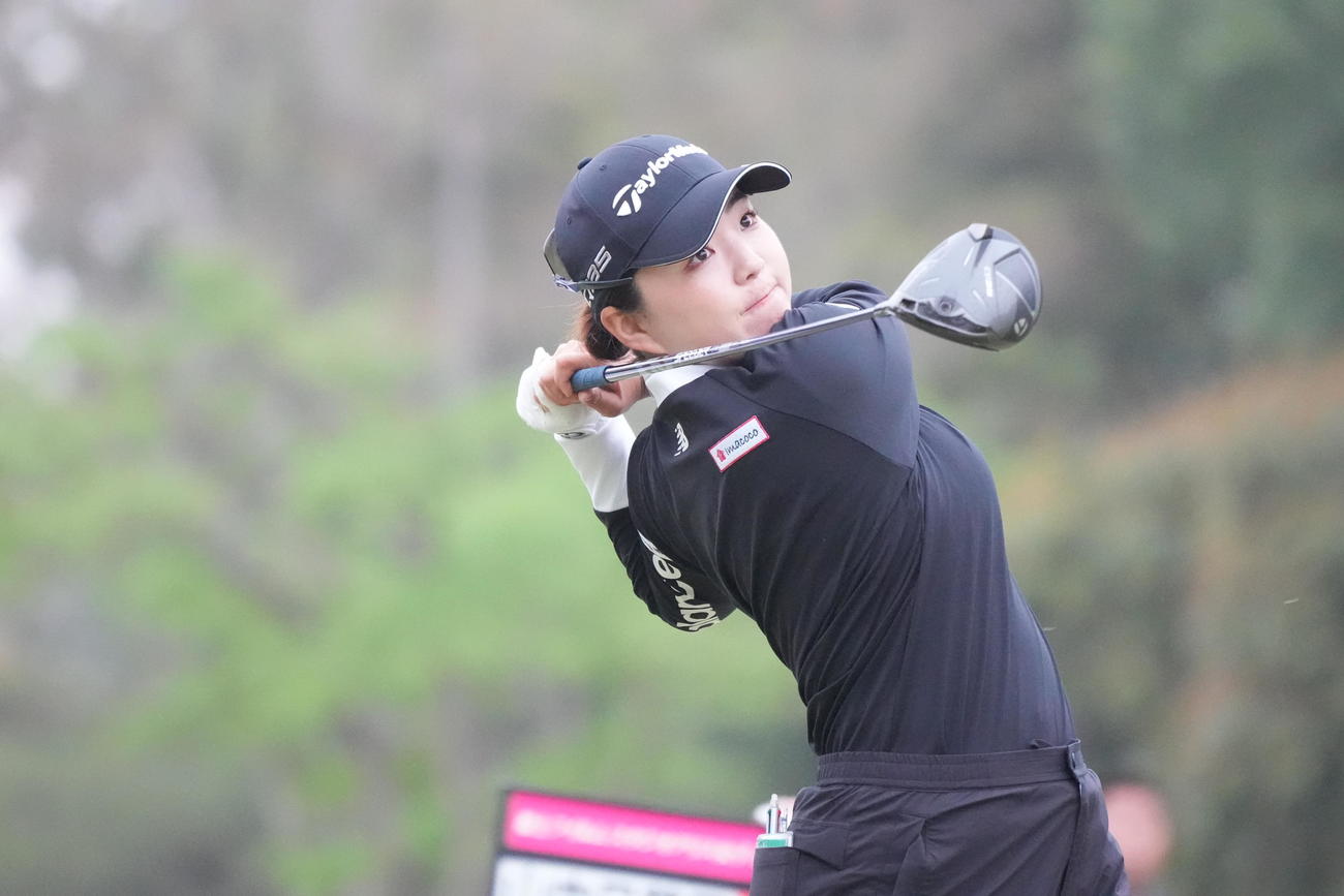 1番、ティーショットを放つ山内（撮影・小沢裕）