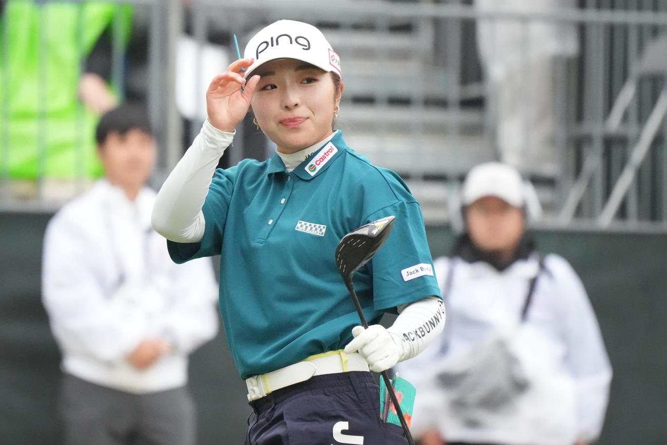 1番、ティーショットを終え笑顔を見せる佐久間（撮影・小沢裕）