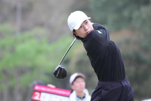 1番、ティーショットを放つ岡山（撮影・小沢裕）