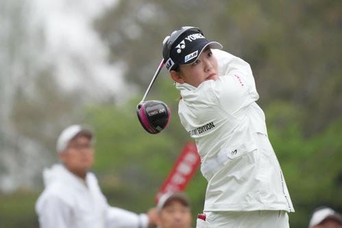 1番、ティーショットを放つ岩井千（撮影・小沢裕）