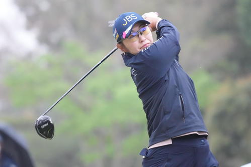 1番、ティーショットを放つ藤田さ（撮影・小沢裕）