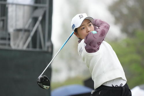 1番、ティーショットを放つ佐藤（撮影・小沢裕）