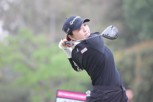 1番、ティーショットを放つ山内（撮影・小沢裕）