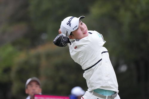 1番、ティーショットを放つ菅（撮影・小沢裕）