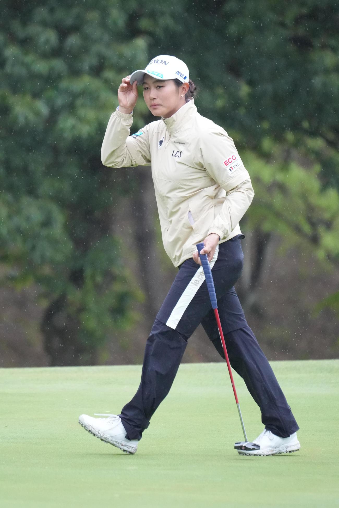 8番、バーディーを奪いギャラリーの声援に応える中村（撮影・小沢裕）