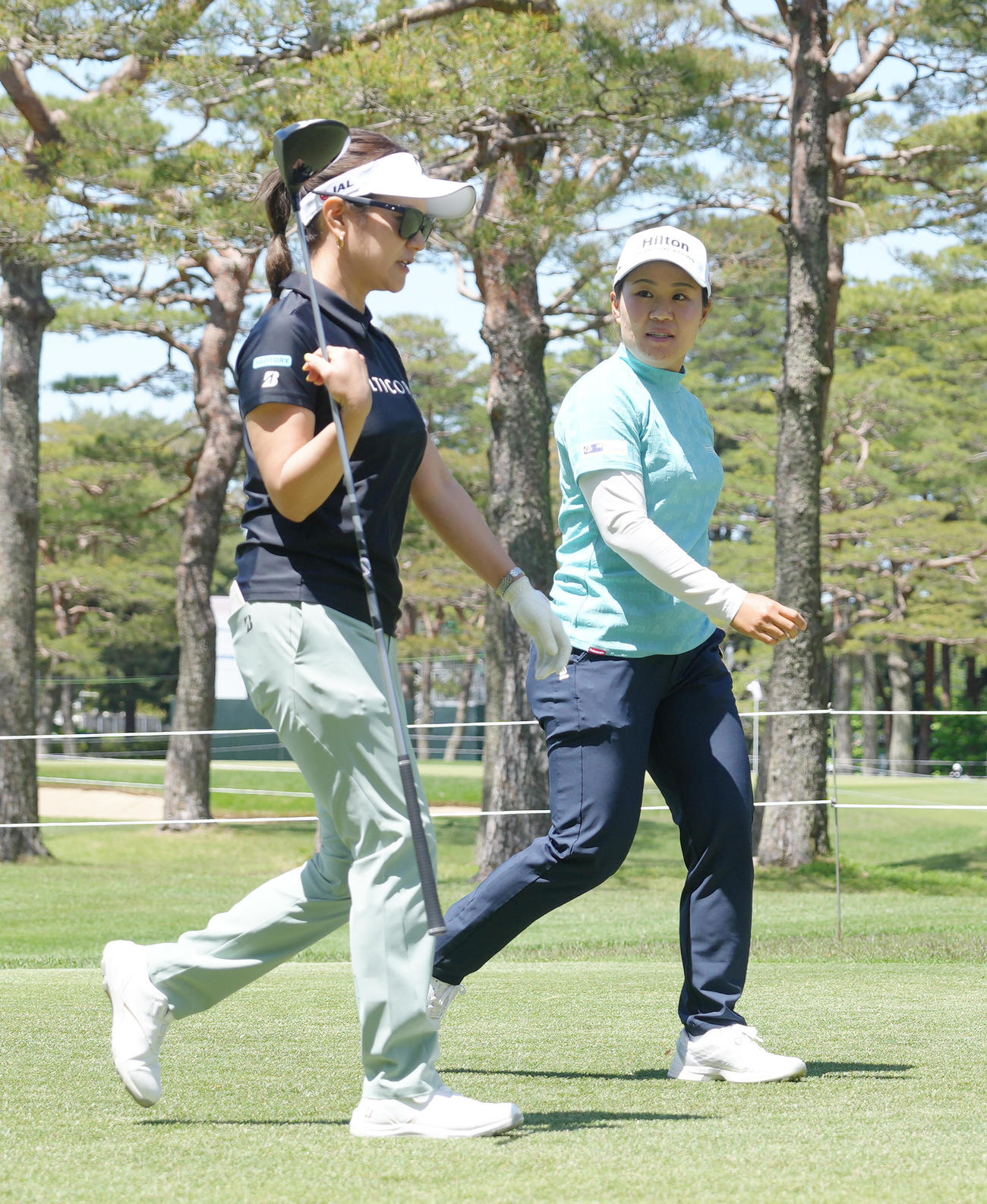 プロアマ戦で会話を交わしながら移動する畑岡（右）と宮里さん（撮影・足立雅史）