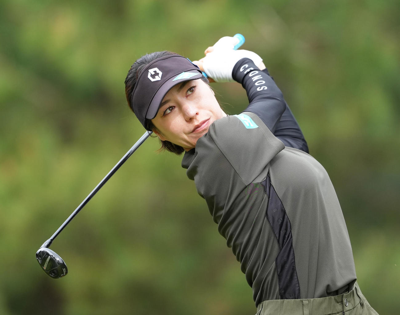 2番、ティーショットを放つ岡山（撮影・足立雅史）