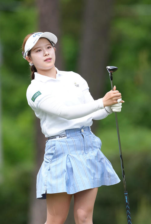 2番、ティーショットを放つ吉田鈴（撮影・足立雅史）