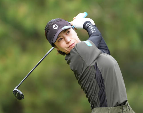 2番、ティーショットを放つ岡山（撮影・足立雅史）