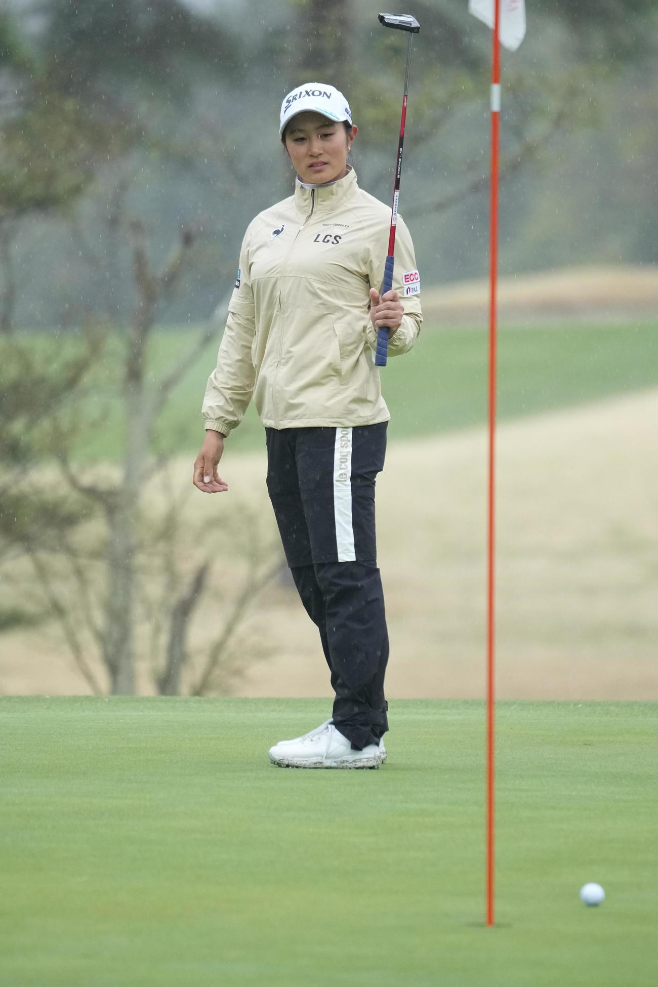 3番、惜しくもバーディーパットを逃す中村（撮影・小沢裕）