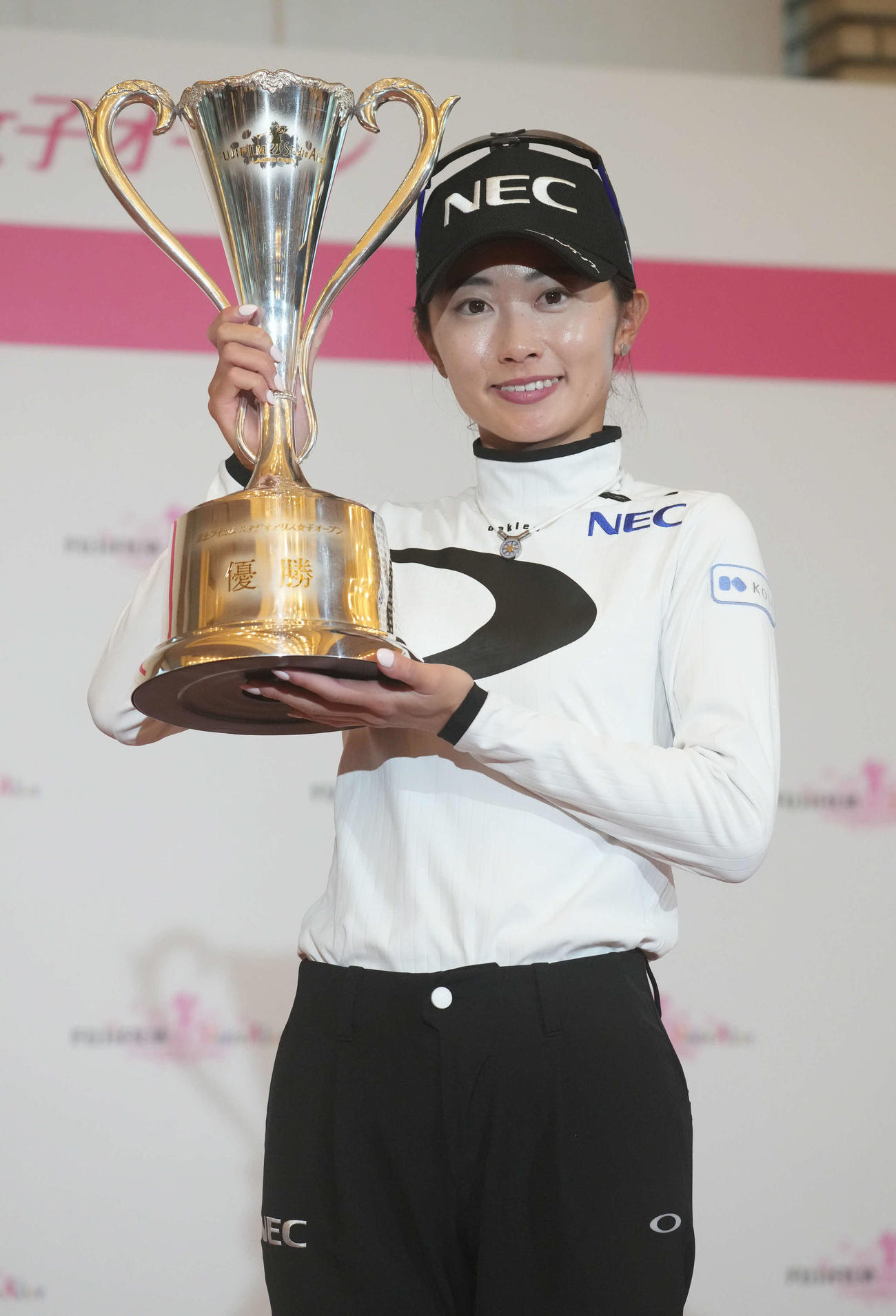 プレーオフを制しトロフィーを掲げる安田祐（撮影・小沢裕）