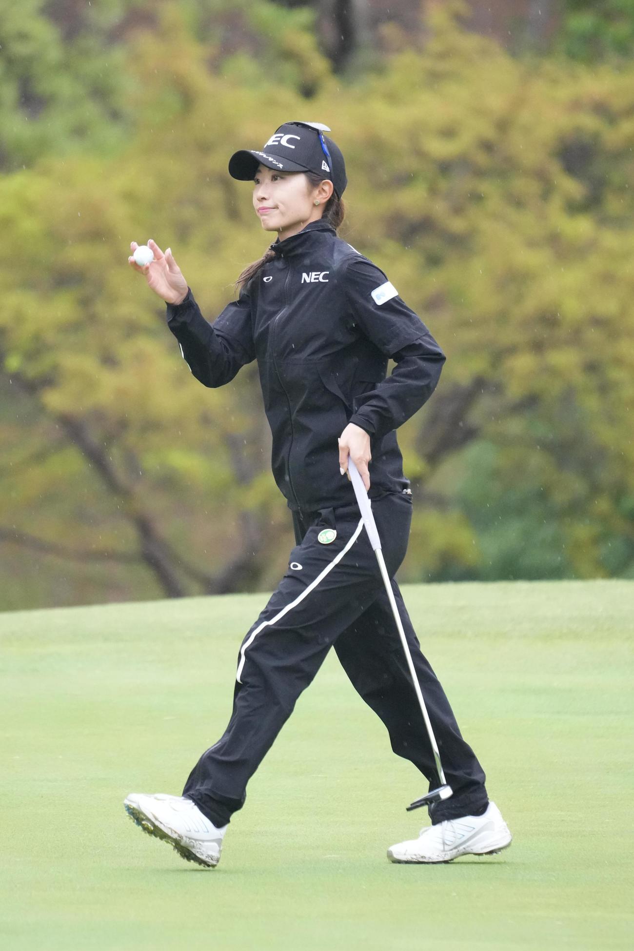 8番、バーディーを奪いギャラリーの声援に応える安田祐（撮影・小沢裕）