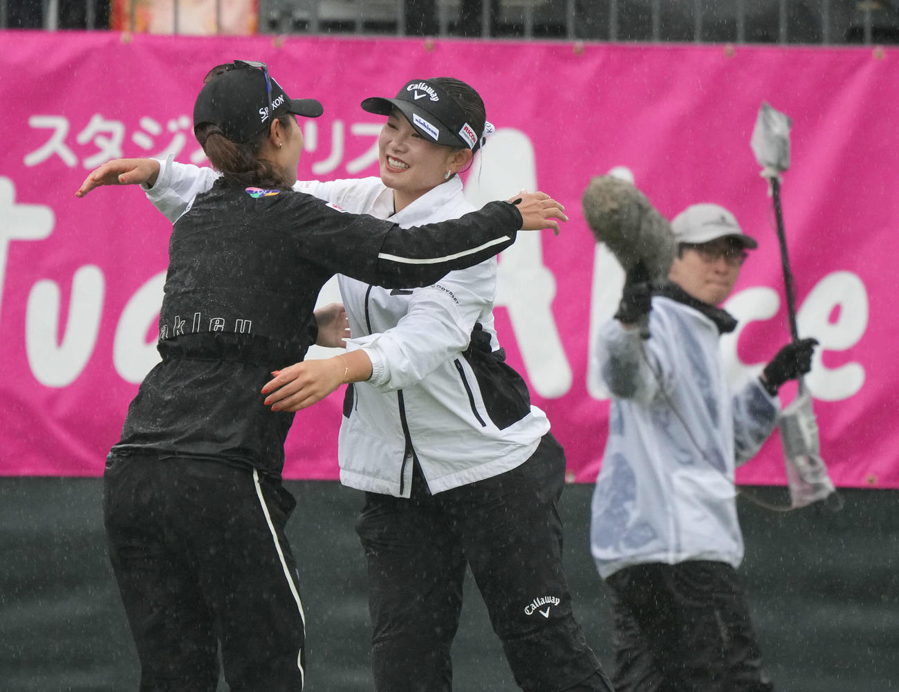 プレーオフを制した安田祐（左）は河本と健闘を称え合う（撮影・小沢裕）