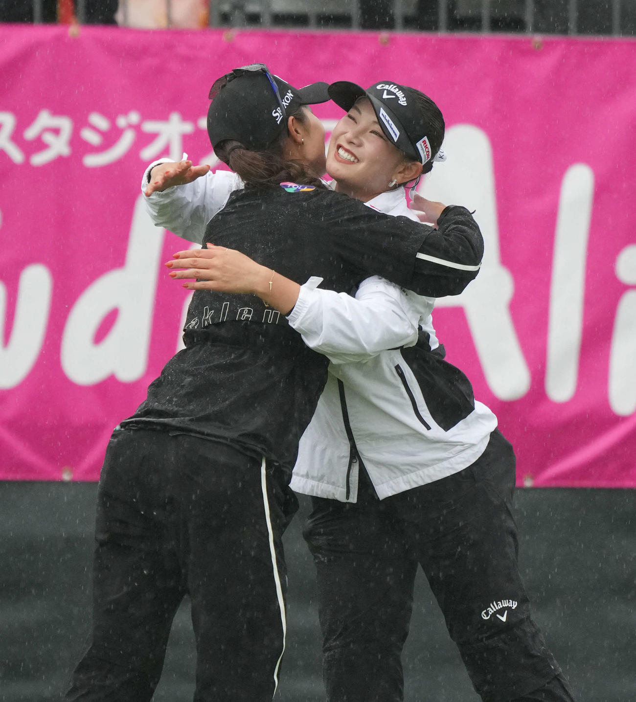 プレーオフを制した安田祐（左）は河本と健闘を称え合う（撮影・小沢裕）