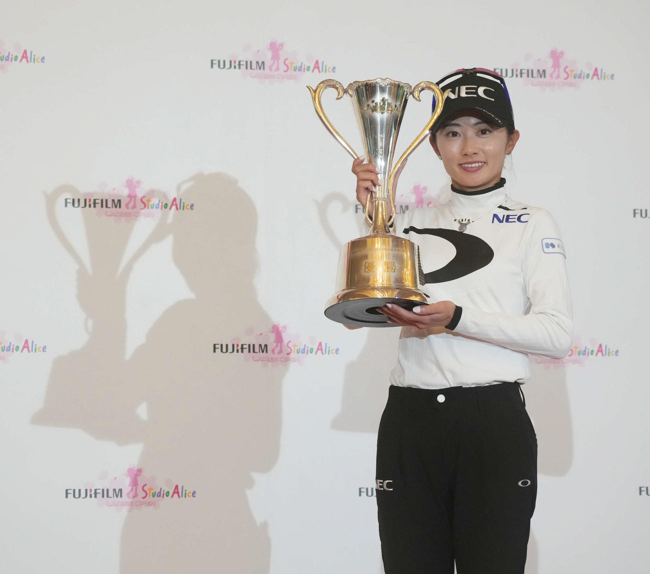 プレーオフを制しトロフィーを掲げる安田祐（撮影・小沢裕）