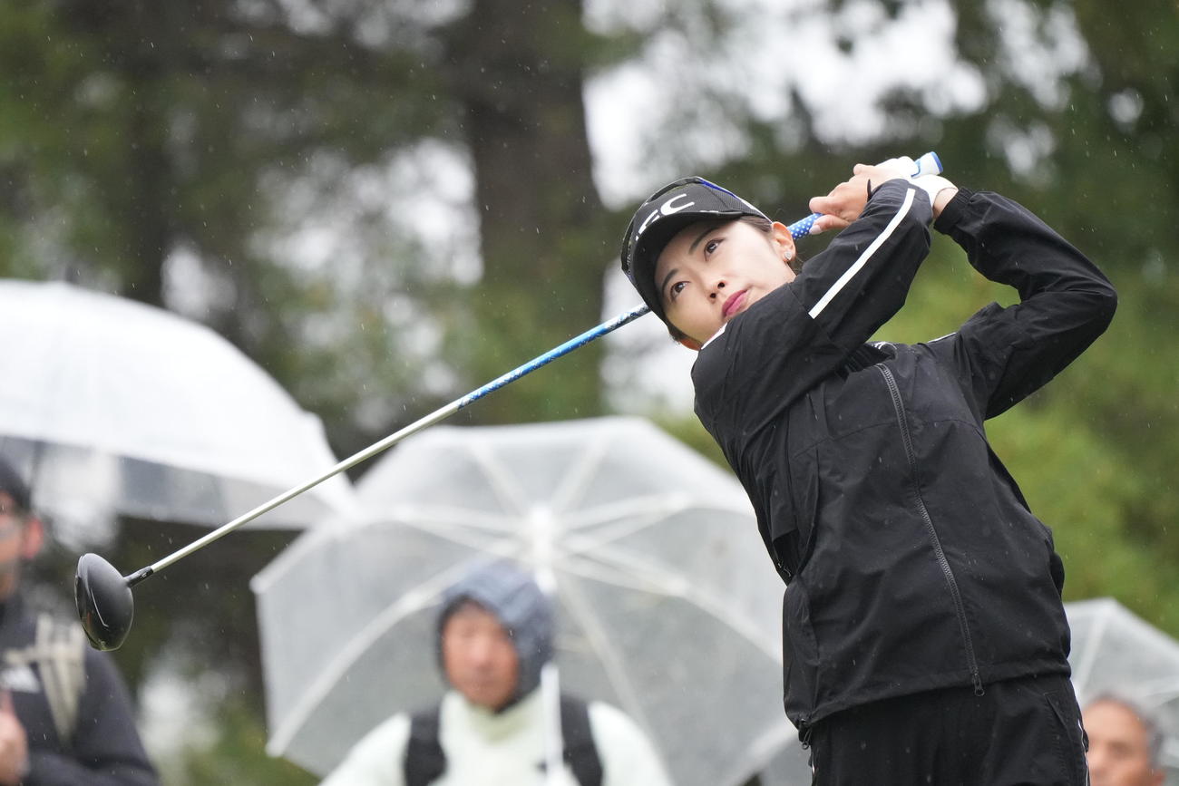 4番、ティーショットを放つ安田祐（撮影・小沢裕）