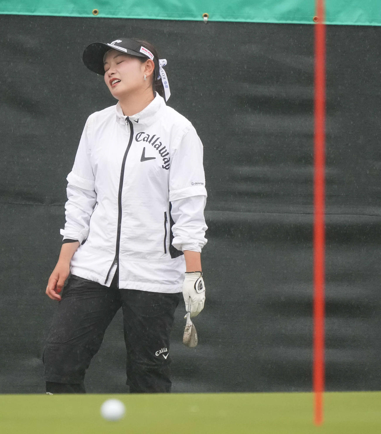 プレーオフ4ホール目でパーを逃しがっくりする河本（撮影・小沢裕）