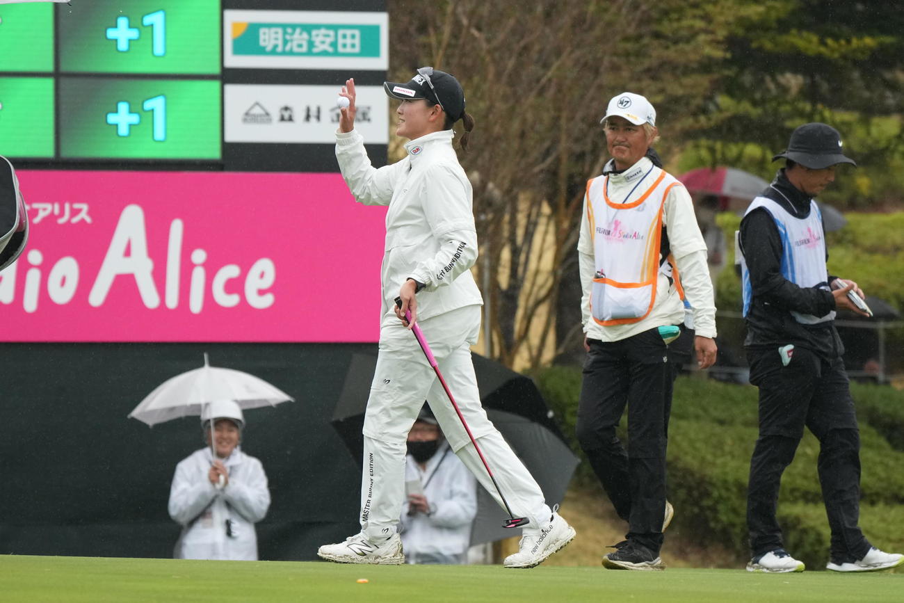 18番、バーディーを奪う岩井千（撮影・小沢裕）