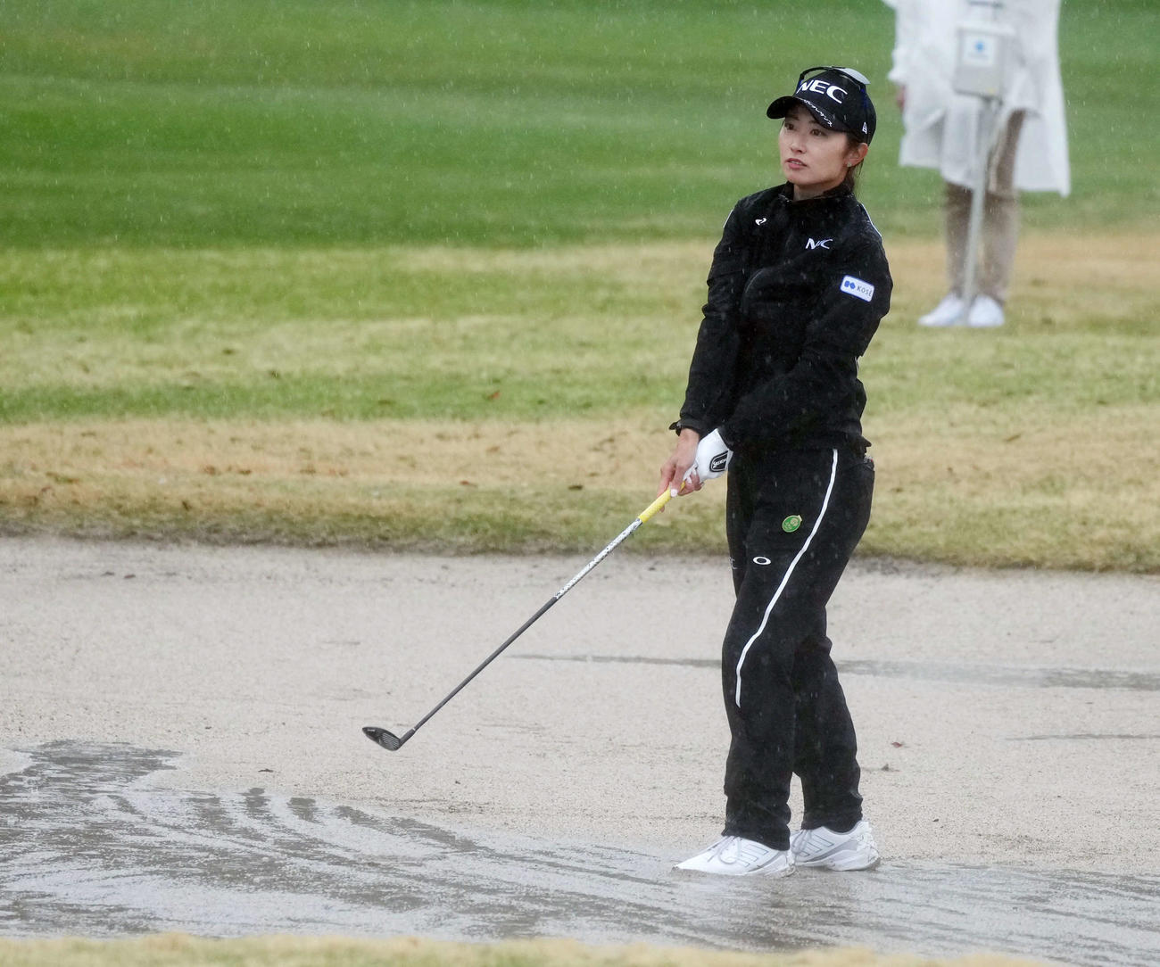 プレーオフ2ホール目で雨で水がたまったバンカーから第2打を放つ安田祐（撮影・小沢裕）