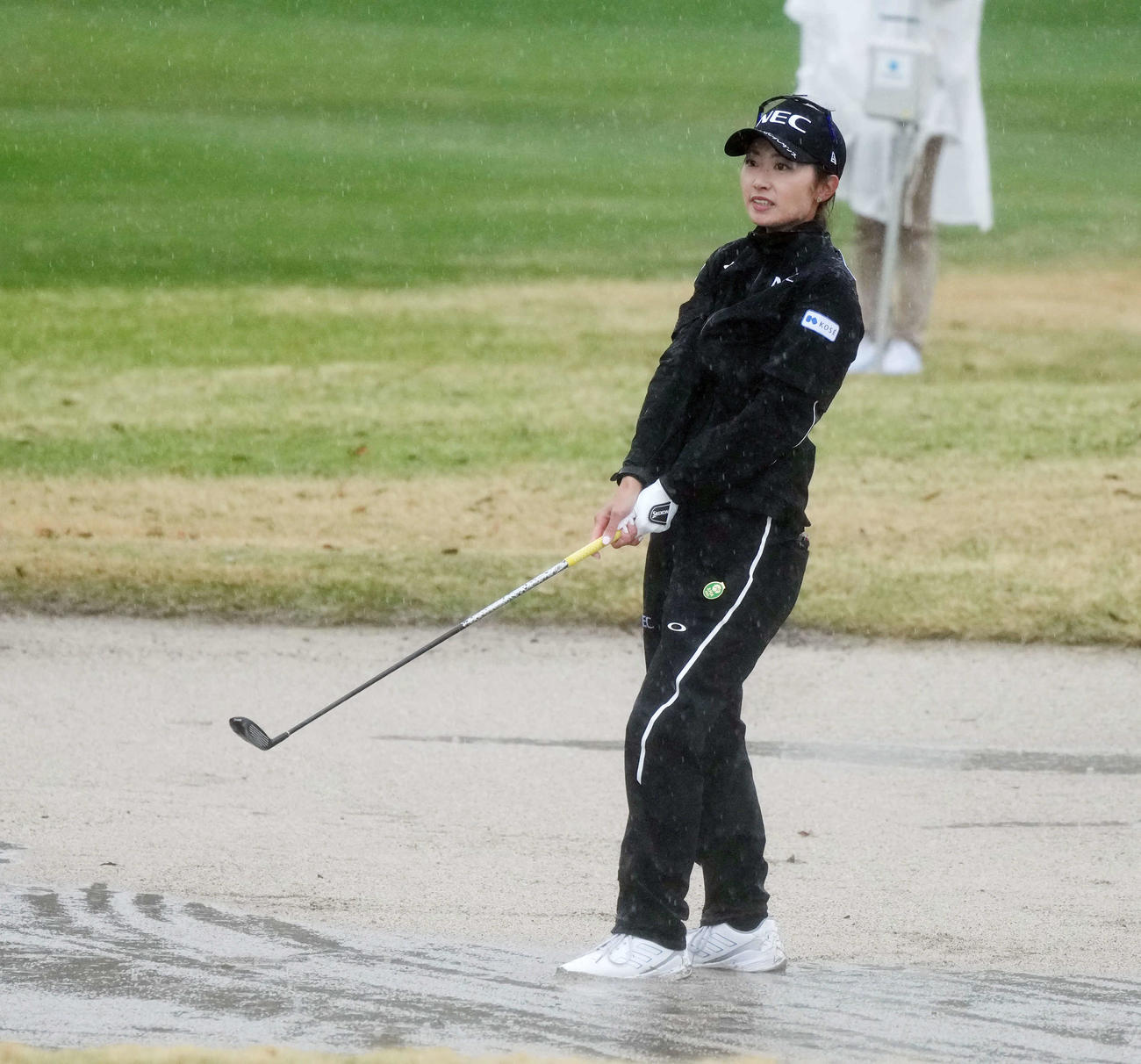 プレーオフ2ホール目で雨で水がたまったバンカーから第2打を放つ安田祐（撮影・小沢裕）