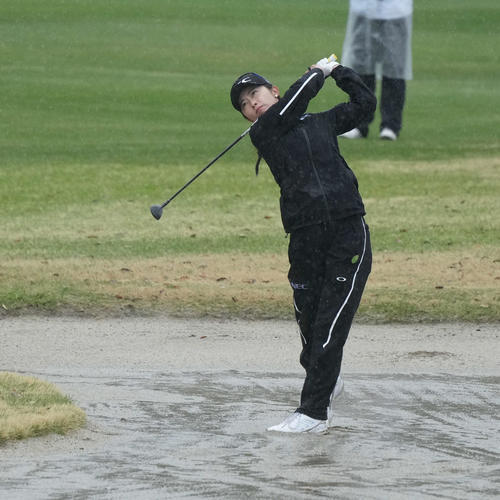 プレーオフ4ホール目で雨でぬかるんだバンカーからショットを放つ安田祐香（撮影・小沢裕）