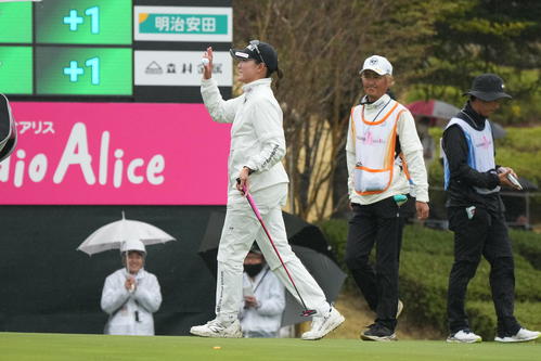 18番、バーディーを奪う岩井千（撮影・小沢裕）
