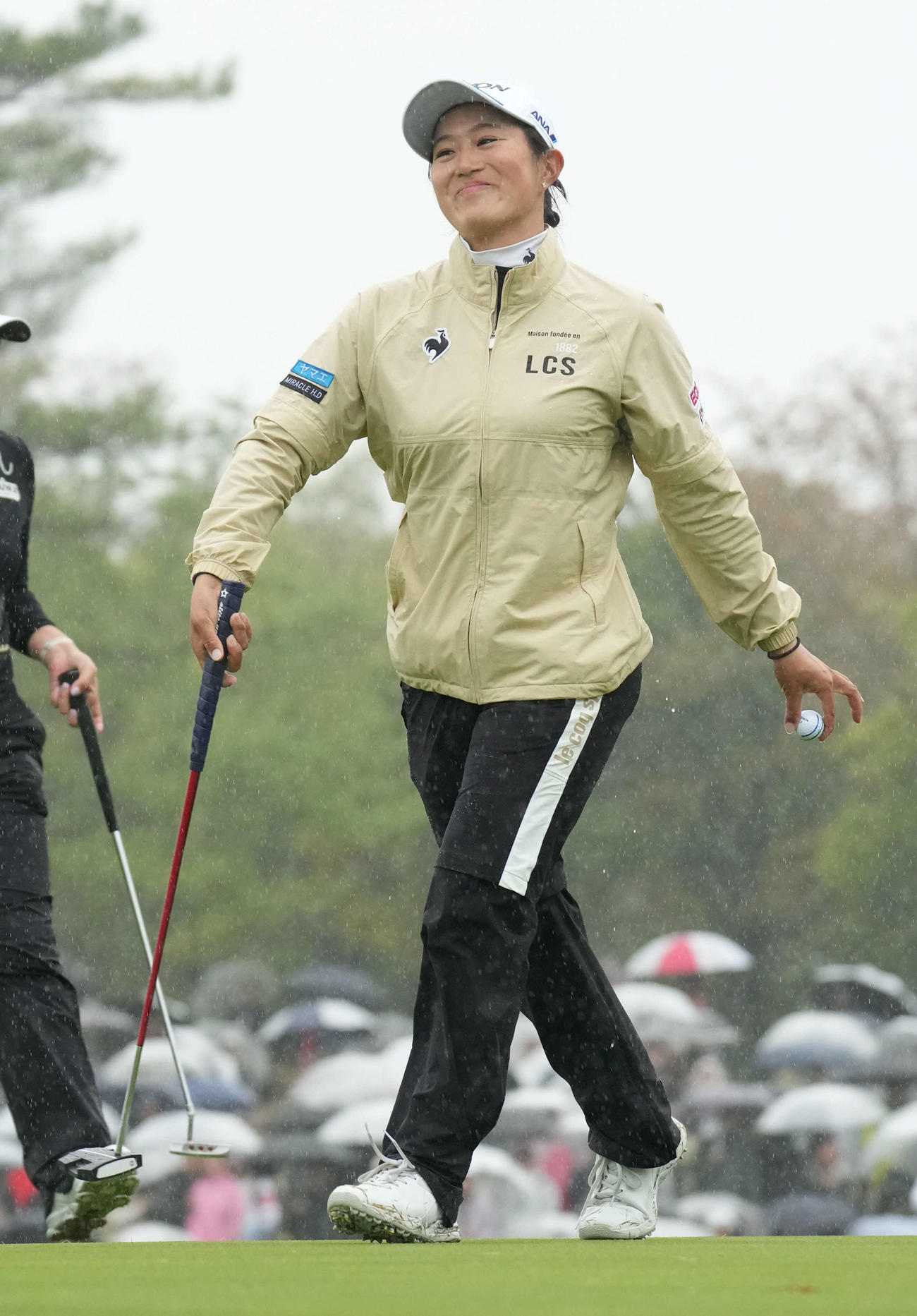18番、ボギーで首位タイとなり苦笑いを浮かべる中村（撮影・小沢裕）