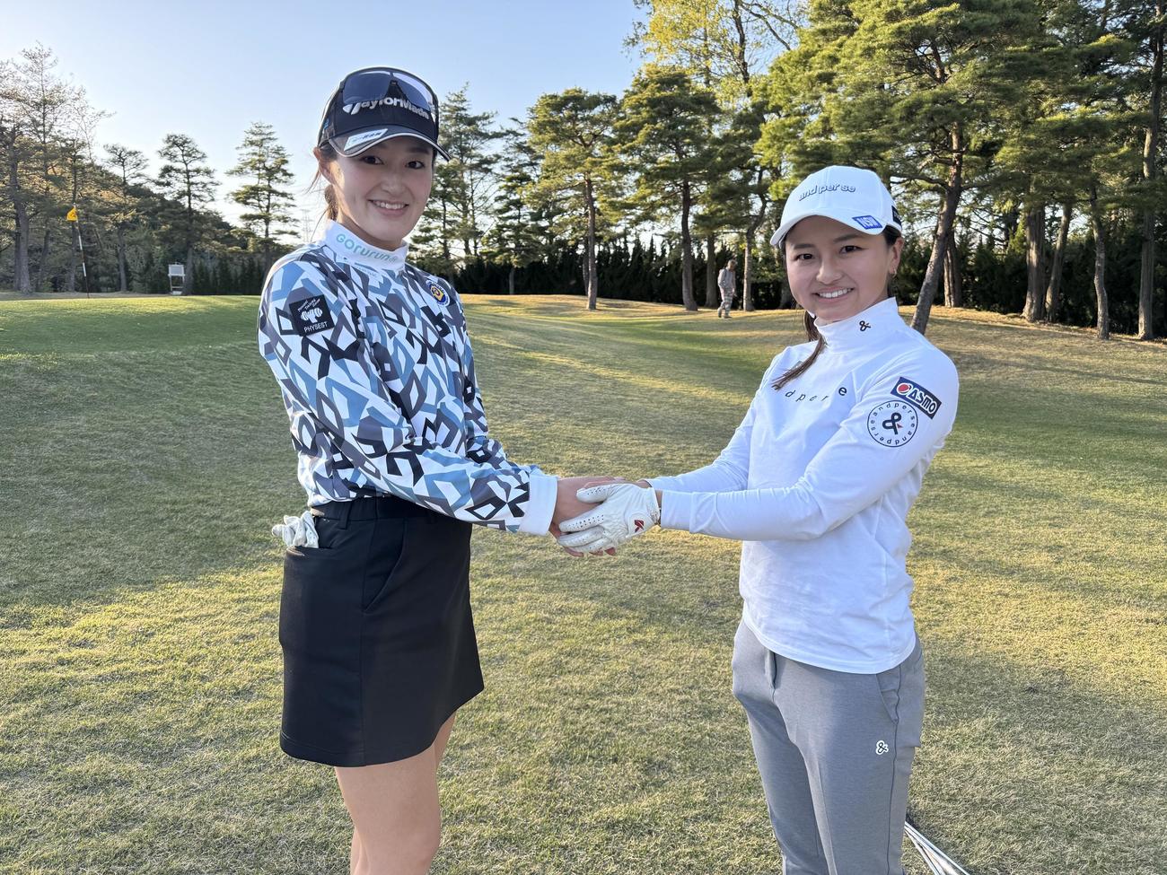 プレーオフを終えて健闘をたたえ合う、優勝した木村円（左）と荒川侑奈