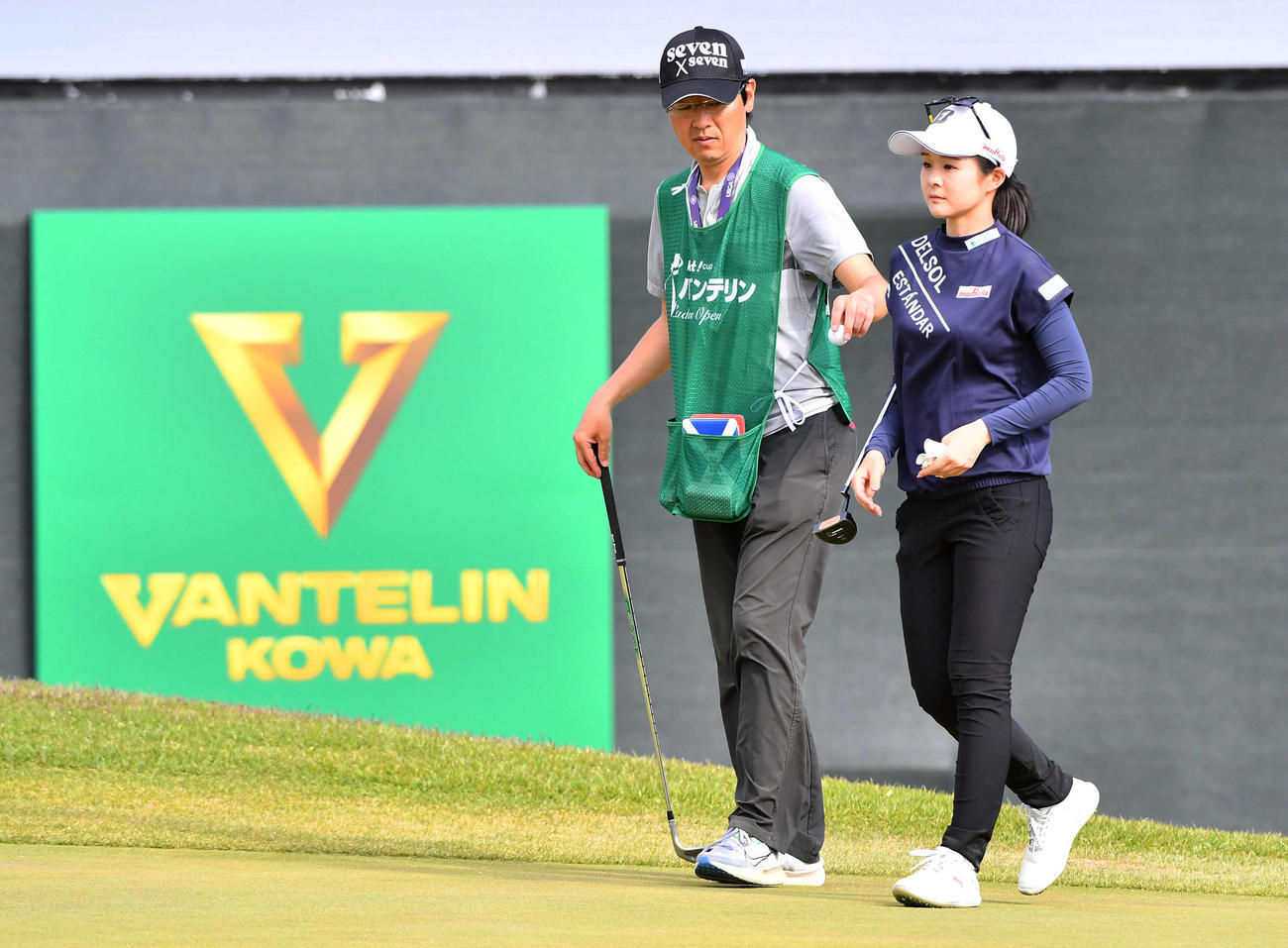バンテリンレディスプロアマ戦　18番グリーンに入る川崎春花（撮影・岩下翔太）