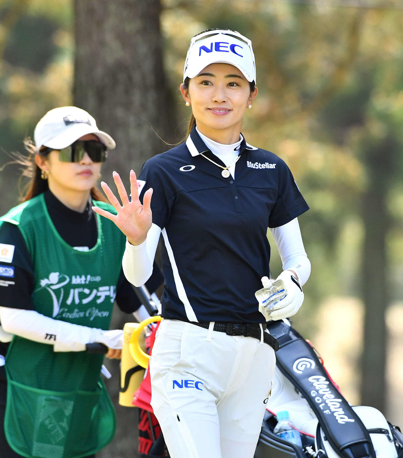 バンテリンレディスプロアマ戦　5番、カメラに手を振りながら第2打へ向かう安田祐香（撮影・岩下翔太）