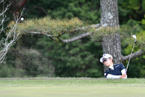 バンテリンレディスプロアマ戦　18番、グリーン下からバンカーショットを放つ安田祐香（撮影・岩下翔太）