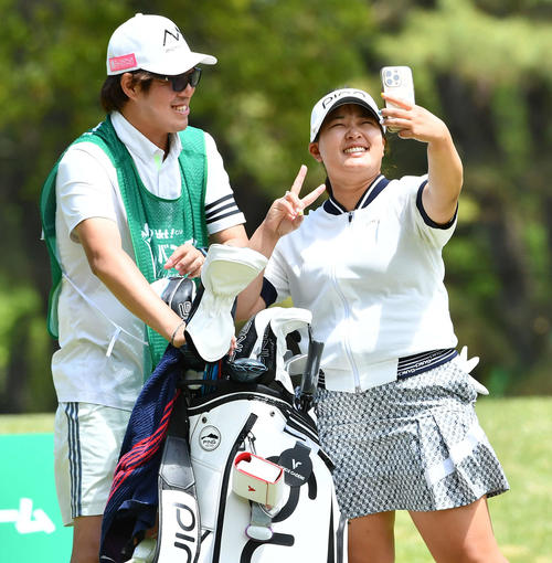 バンテリンレディスプロアマ戦　10番ティーイングエリアで自撮りをする鈴木愛（撮影・岩下翔太）