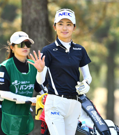 バンテリンレディスプロアマ戦　5番、カメラに手を振りながら第2打へ向かう安田祐香（撮影・岩下翔太）